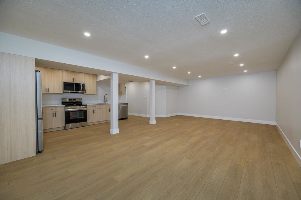 listing image 1108456113221820415