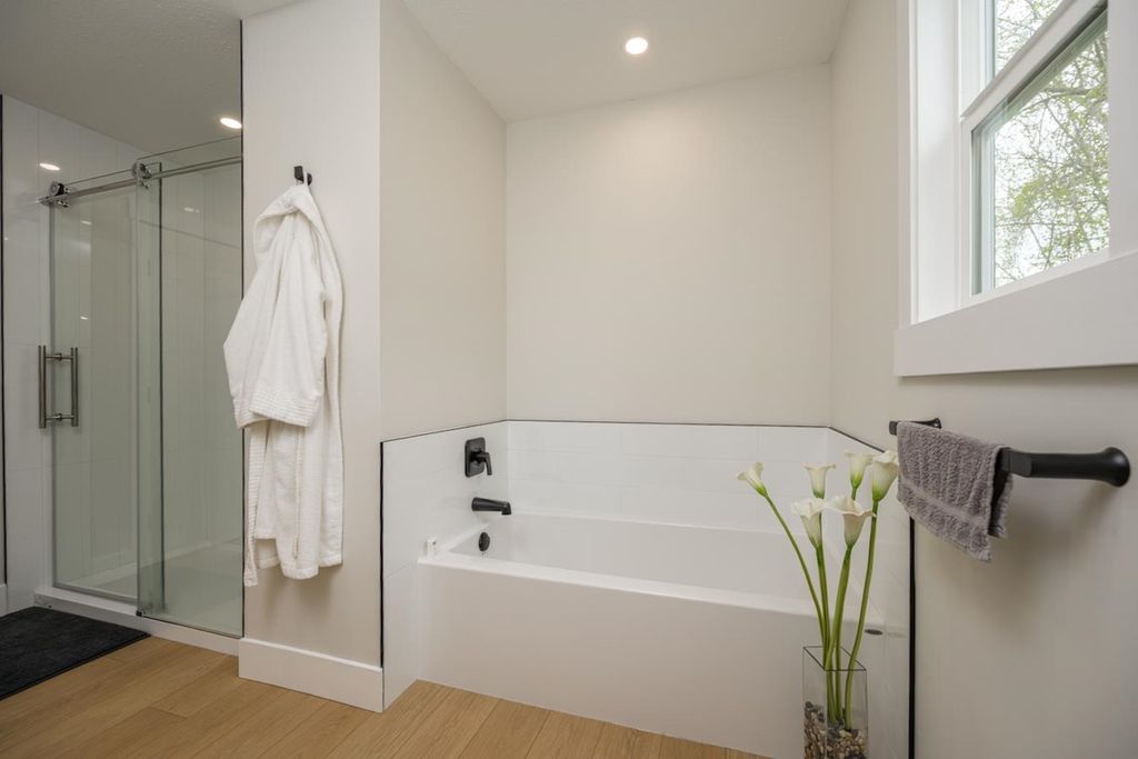 listing image 1100930164058244086