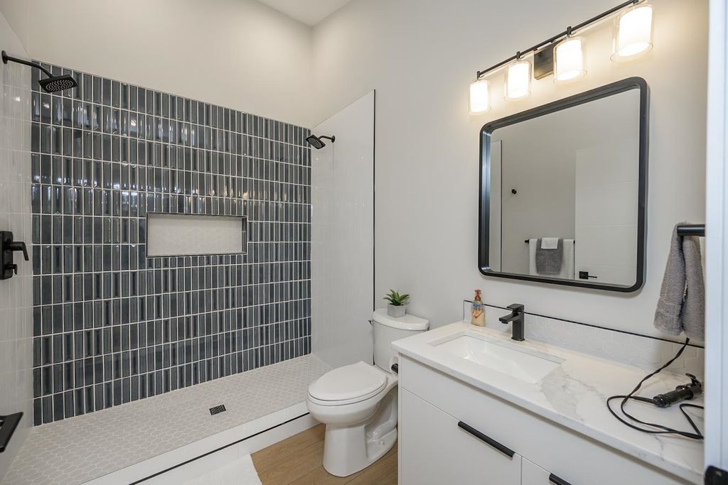 listing image 1100223235466799351