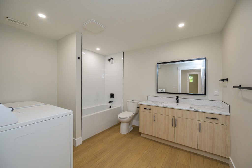 listing image 1100478332808523588