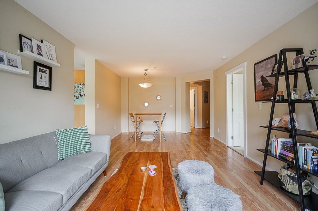listing image 1102518933638326530