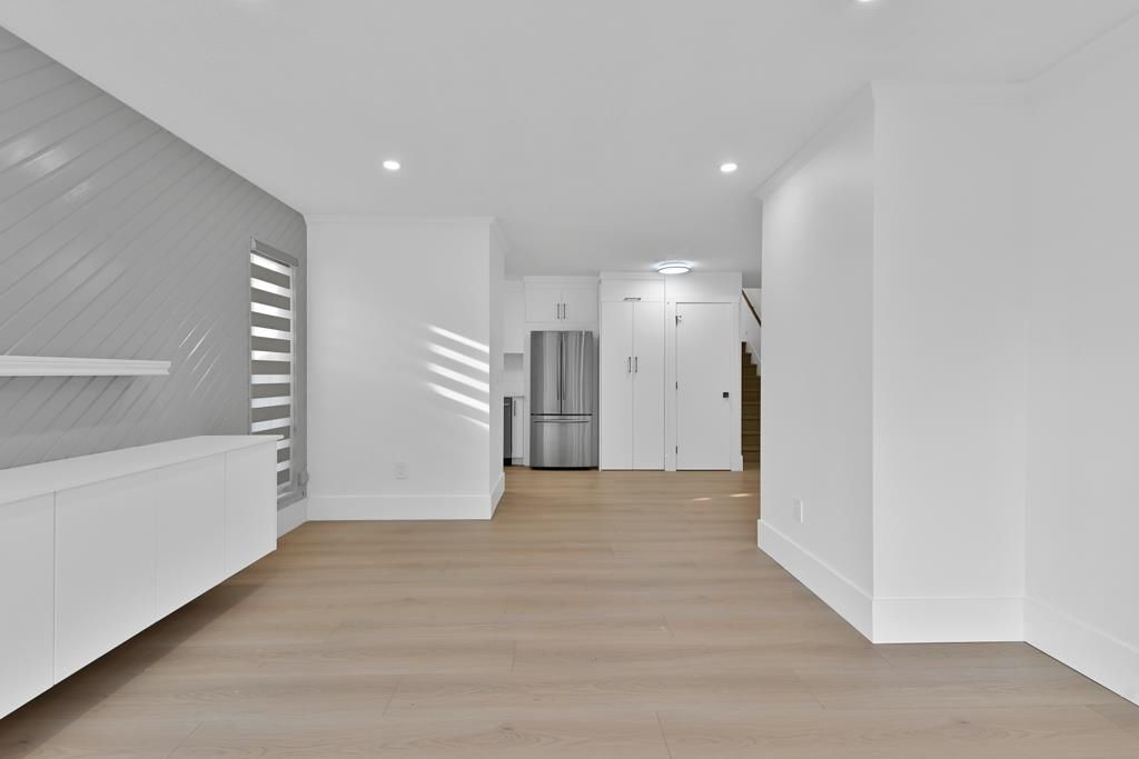 listing image 1102555599213545185