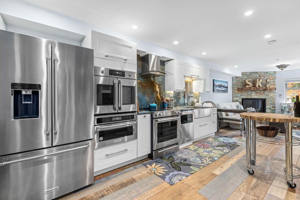 listing image 1107427435241594302