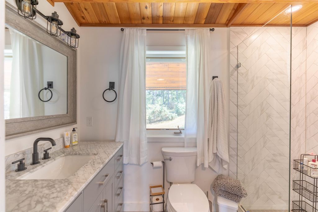 listing image 1102920529834186816