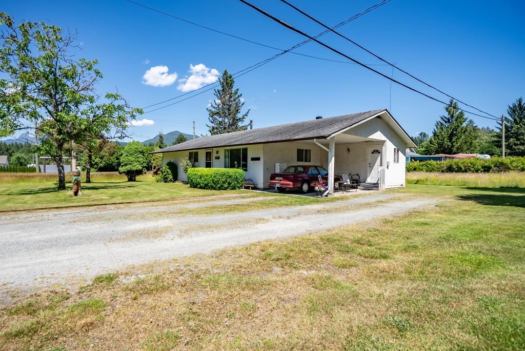 Photo of 25792 Dewdney Trunk Road, Maple Ridge, BC V4R 1Y4 (MLS # R3138270)