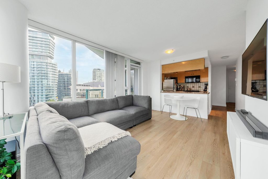 listing image 1100938008203971260