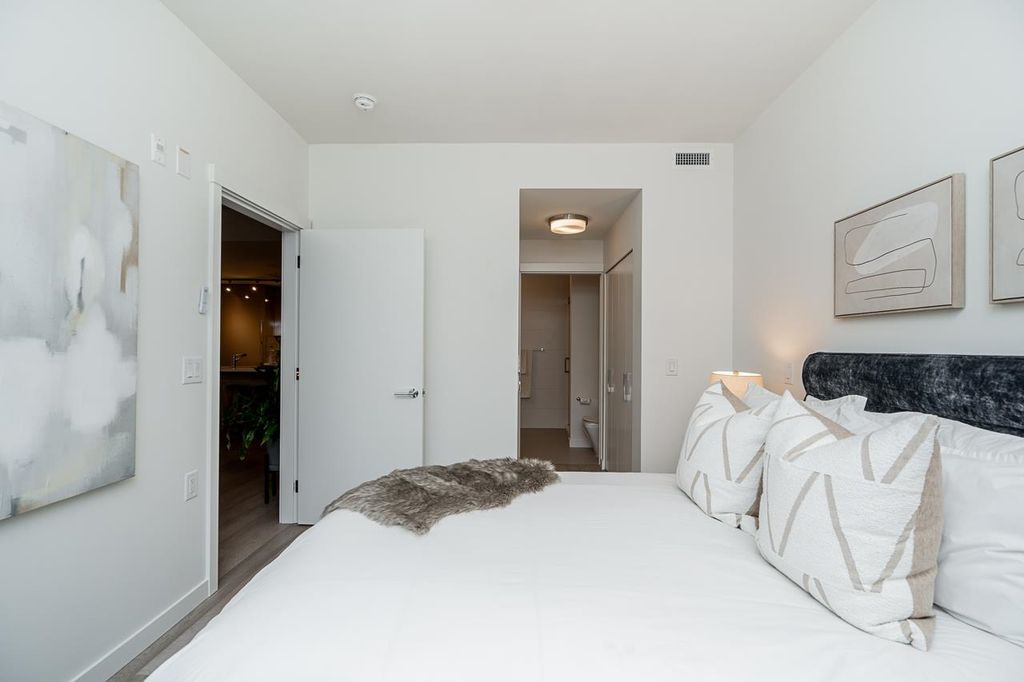 listing image 1102369851514236319