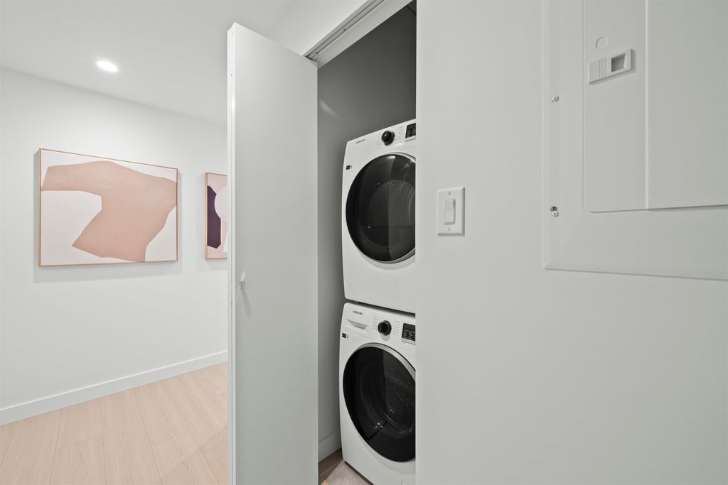 listing image 1100460174316292255