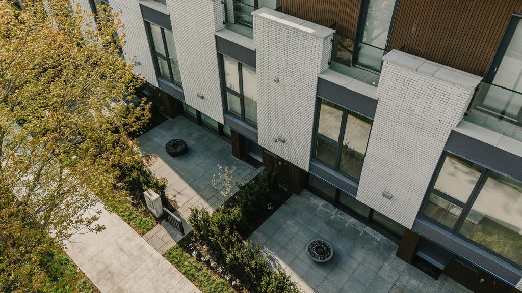 listing image 1105628463908368373