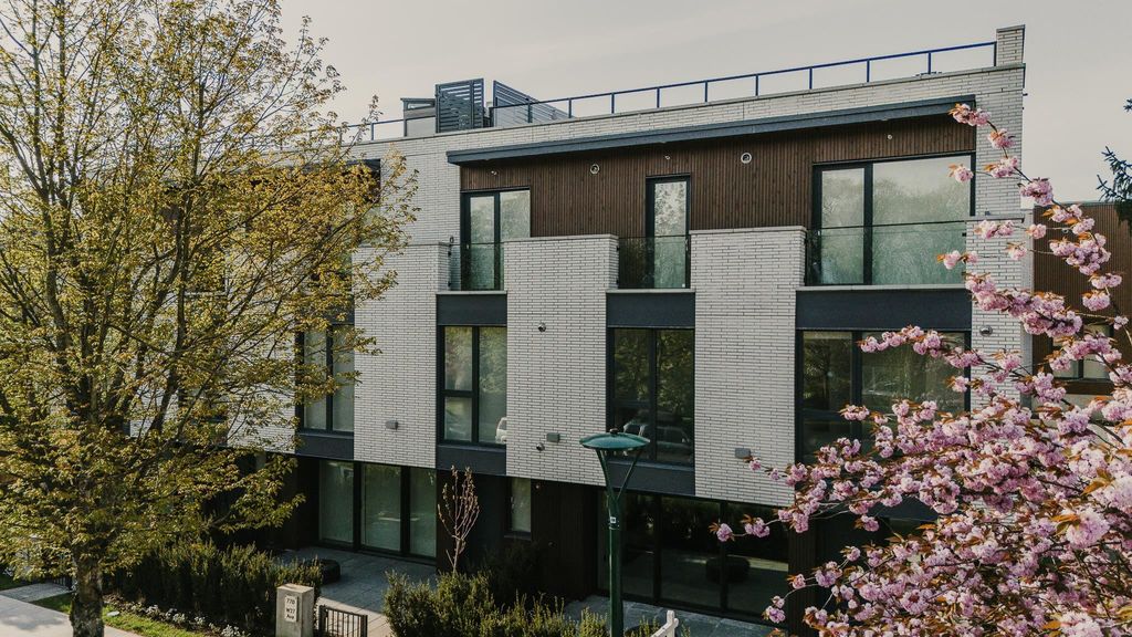 listing image 1108836756582122597