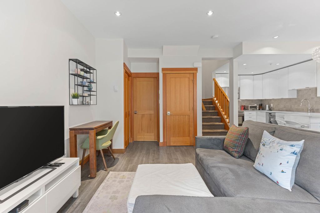 listing image 1106412363584650418