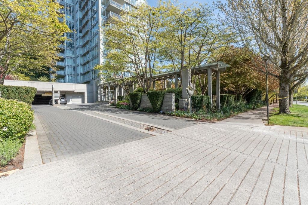 listing image 1103841492660263489
