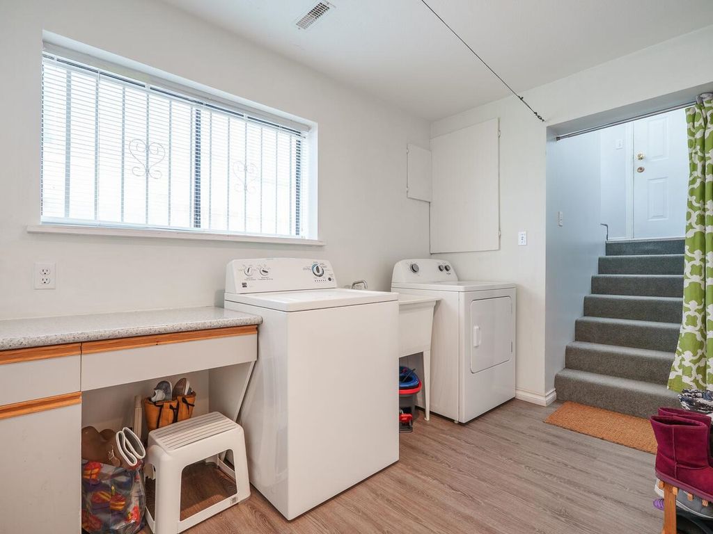 listing image 1109845814585365241