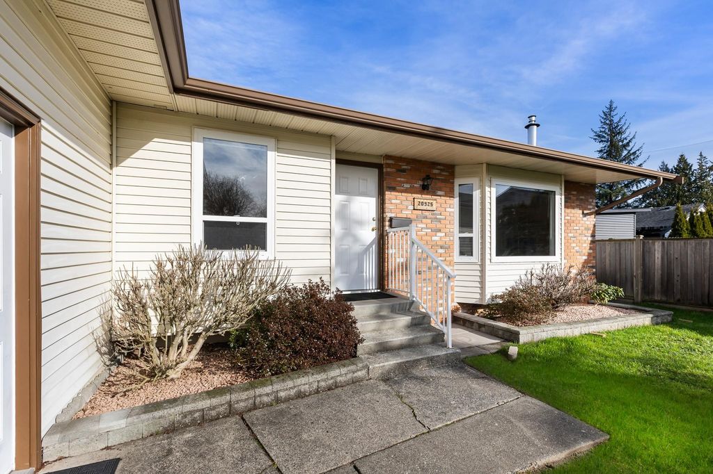 Photo of 20925 51b Avenue, Langley, BC V3A 7K6 (MLS # R3087633)