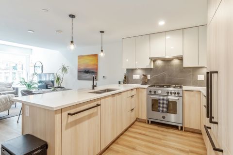 237 Ridgeway Avenue 6 North Vancouver BC V7L 0H6