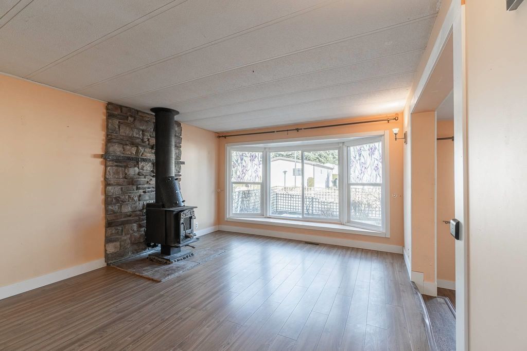 listing image 1102115405884562624