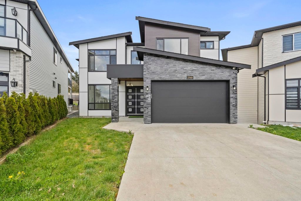 Photo of 2540 Terminal Court, Abbotsford, BC V4X 1L9 (MLS # R3111183)