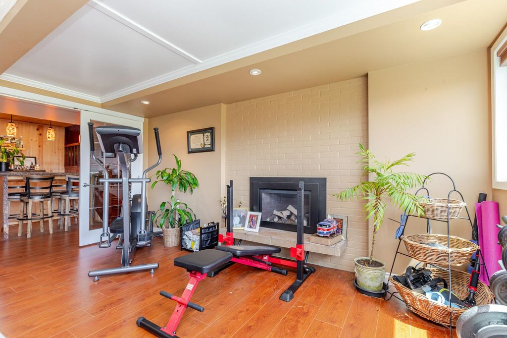 listing image 1102571448669950414