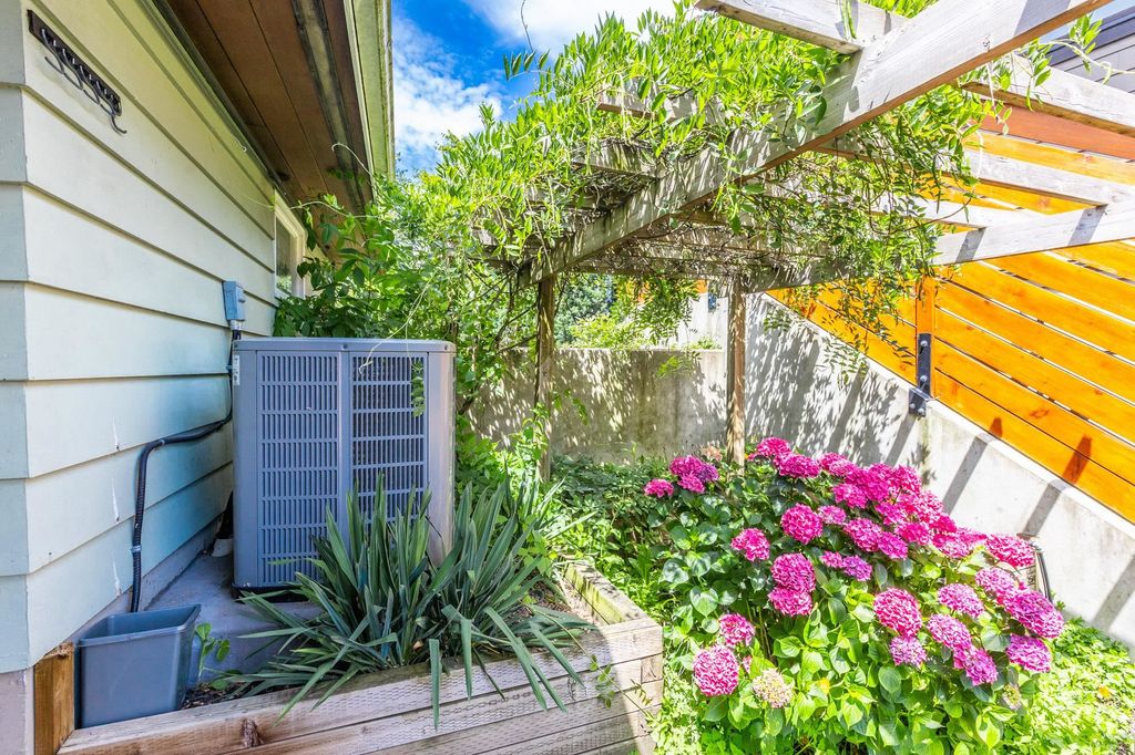 listing image 1106502980171375170