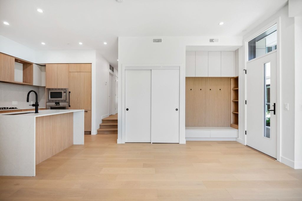 listing image 1100711977780754621