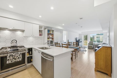 1519 Crown Street 204 North Vancouver BC V7J 1G6