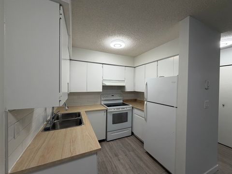 1948 Coquitlam Avenue 303 Port Coquitlam BC V3B 1J3