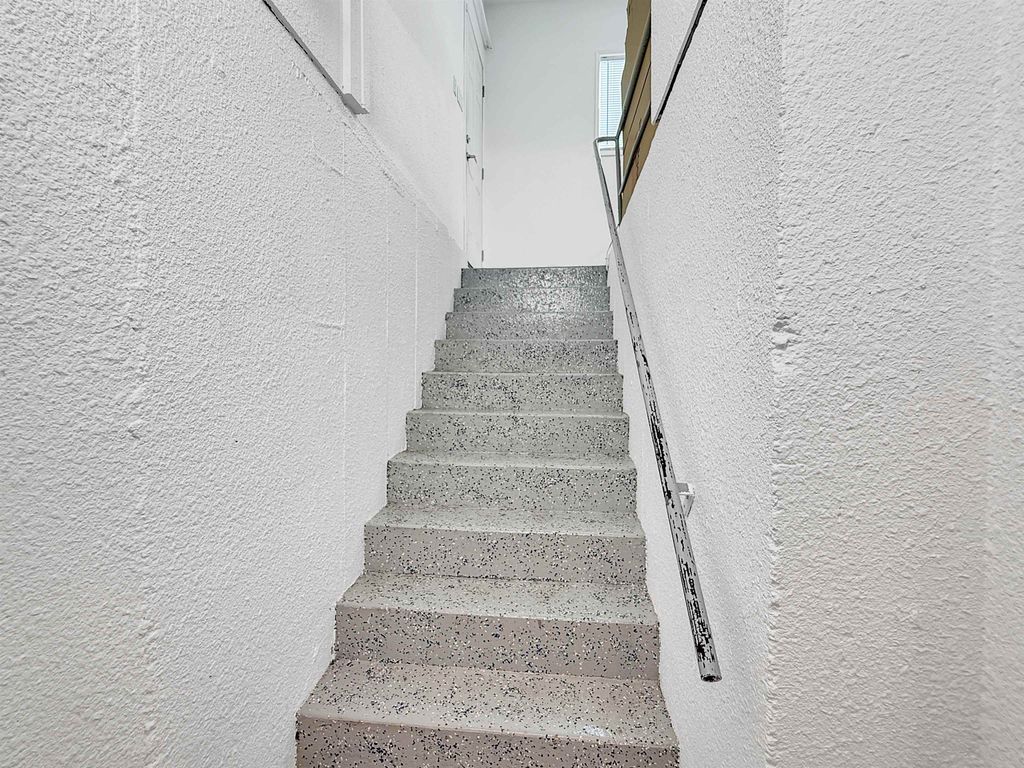 listing image 1106090963401545904
