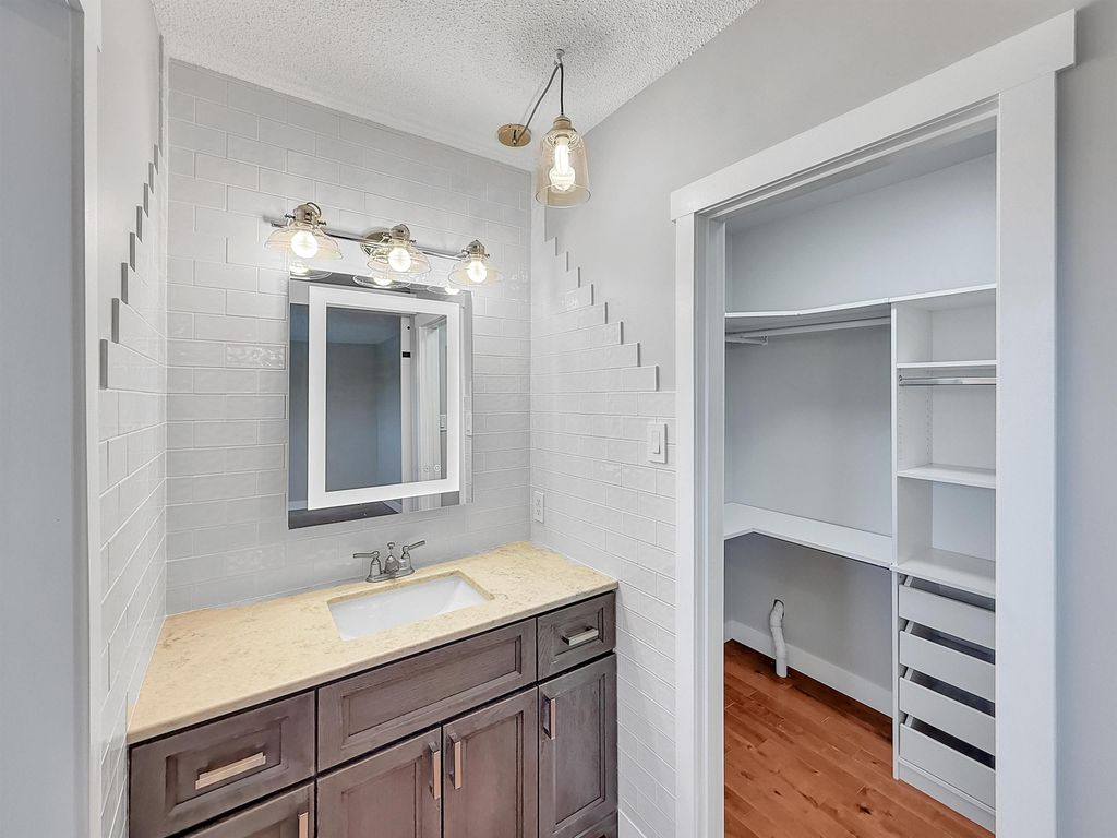 listing image 1104630372490535533