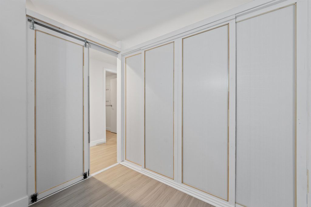 listing image 1100935794237354835