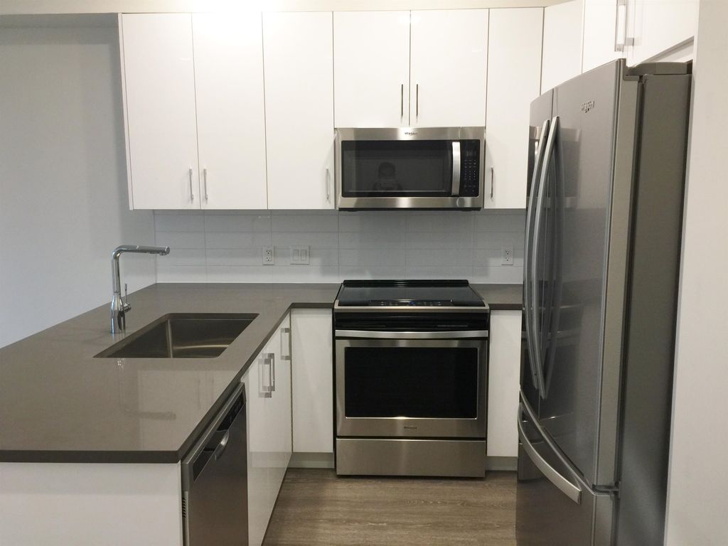 listing image 1103429663036949952