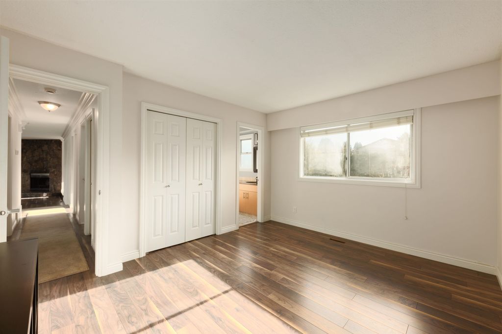 listing image 1104229417614917441