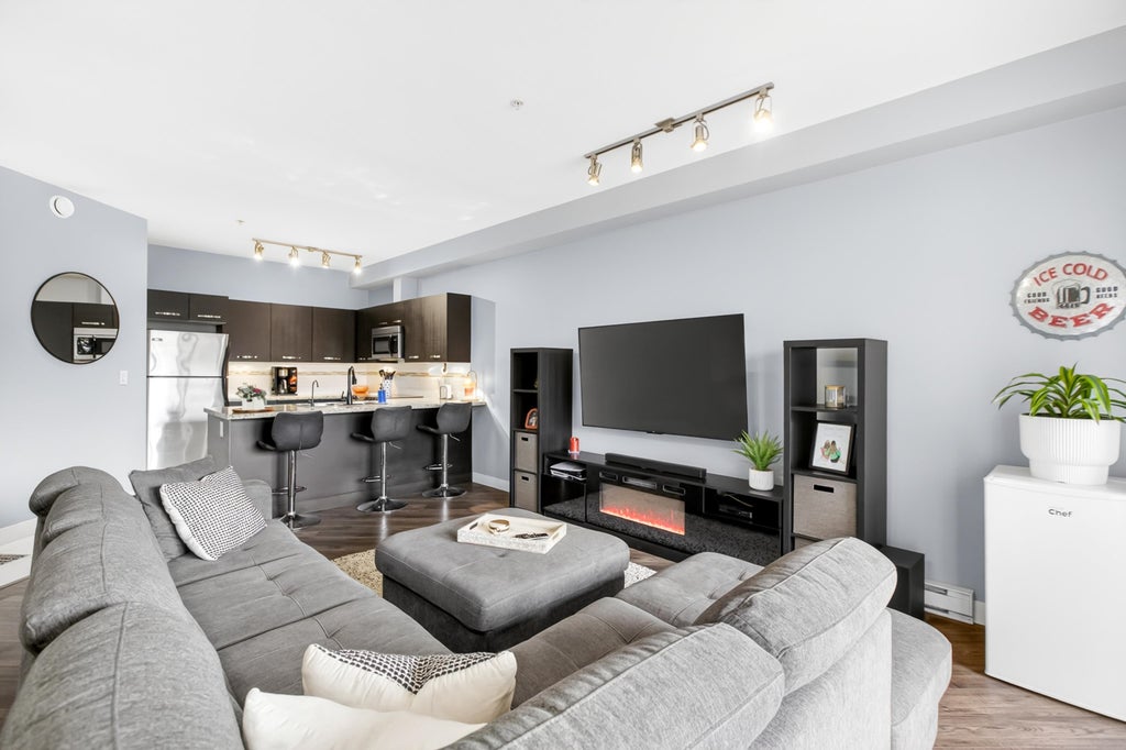 Photo of 1975 Mccallum Road #215, Abbotsford, BC V2S 3N3 (MLS # R3147254)