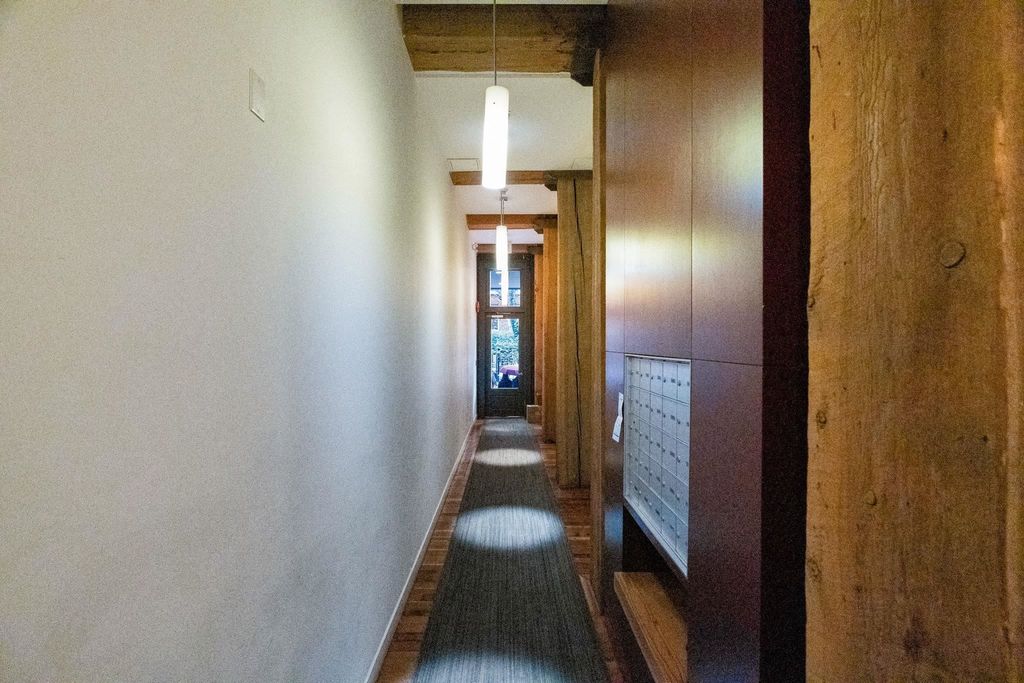 listing image 1108060095558851003