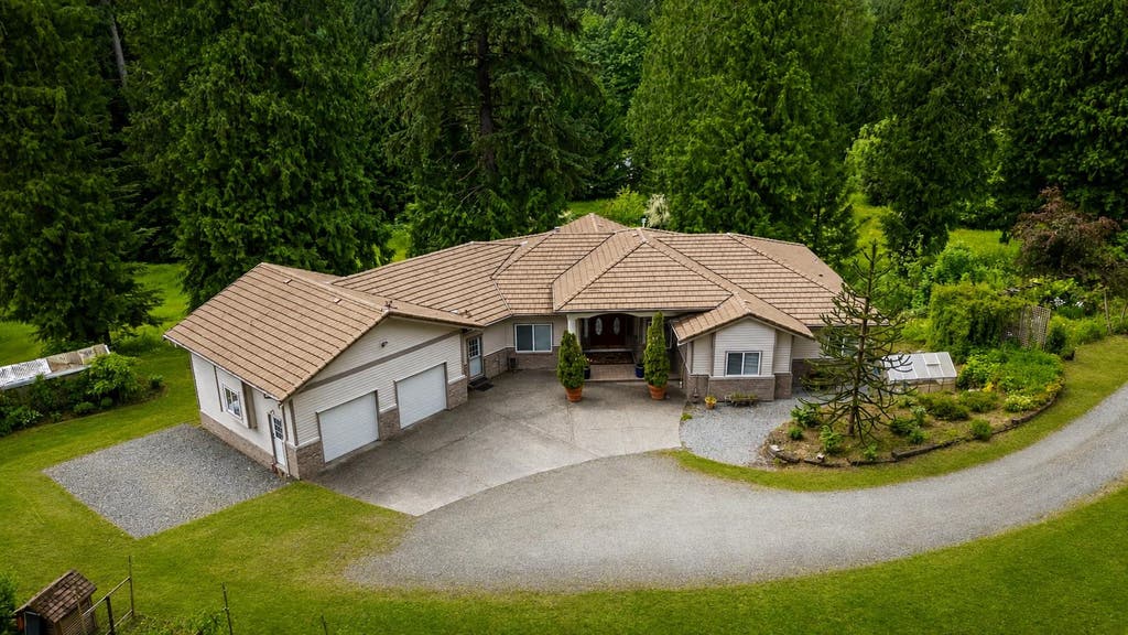Photo of 26350 Trethewey Crescent, Maple Ridge, BC V2W 1A5 (MLS # R3144075)