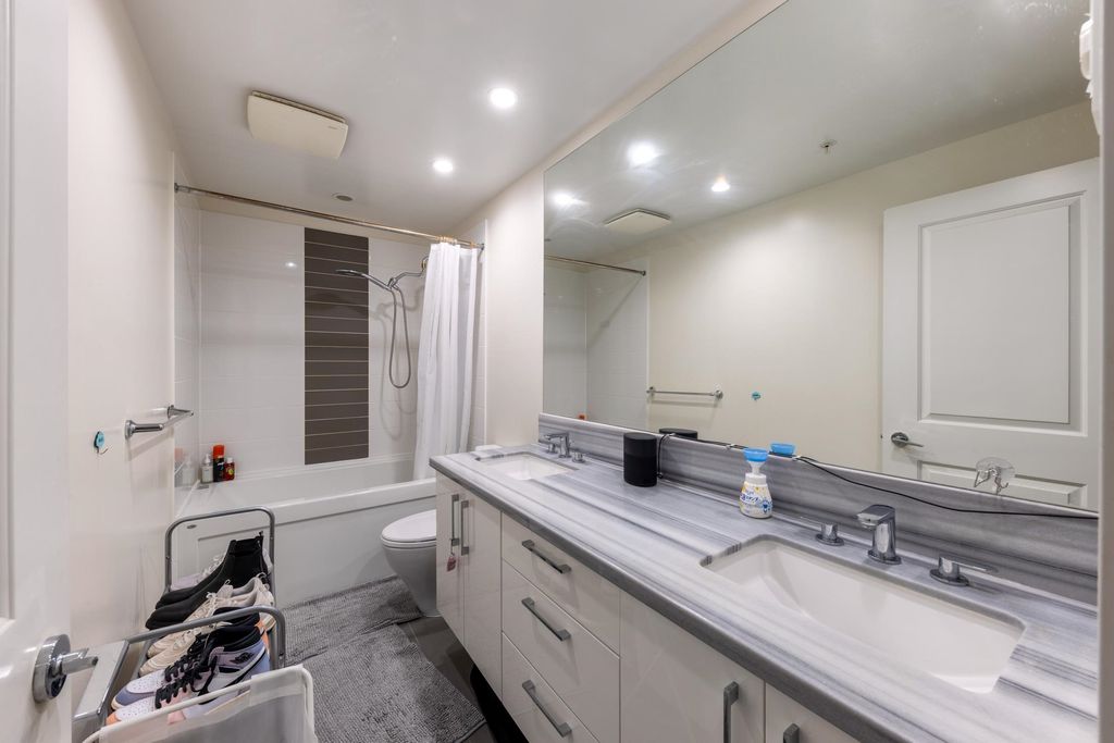 listing image 1101559109573713216