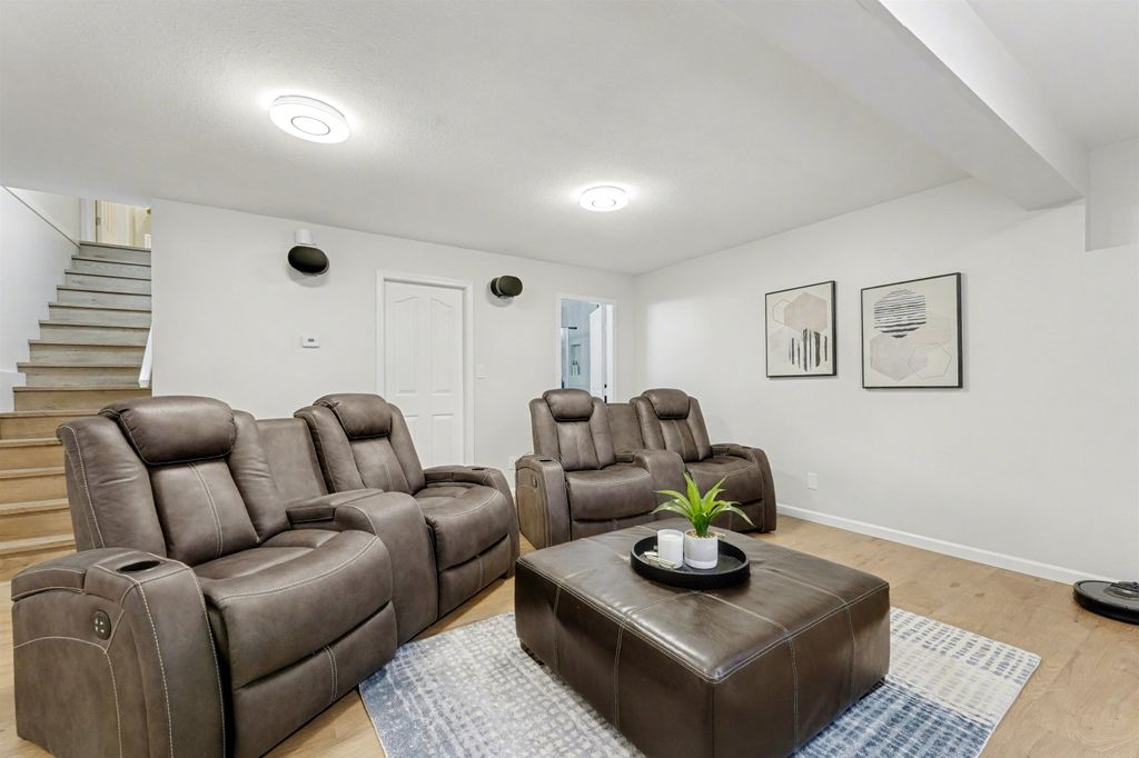 listing image 1109978814337125417