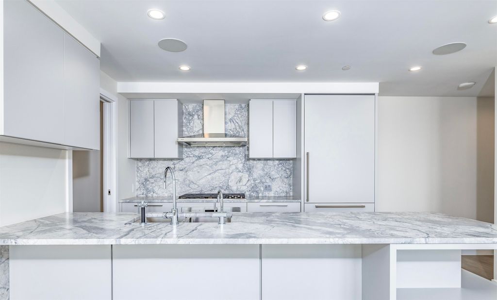 listing image 1101152900658275775