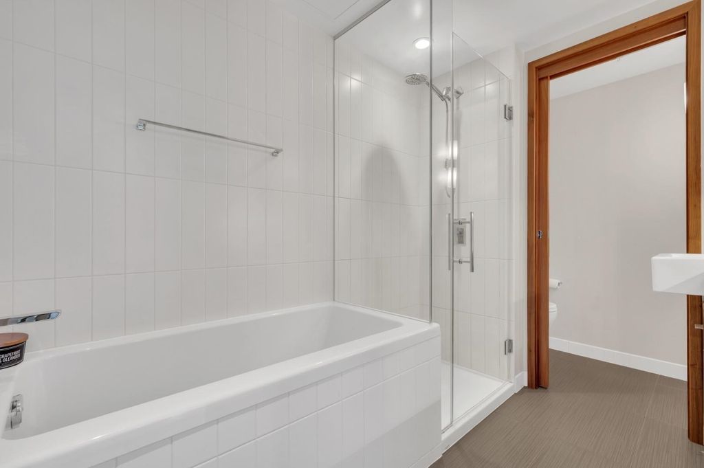 listing image 1105444715200752563