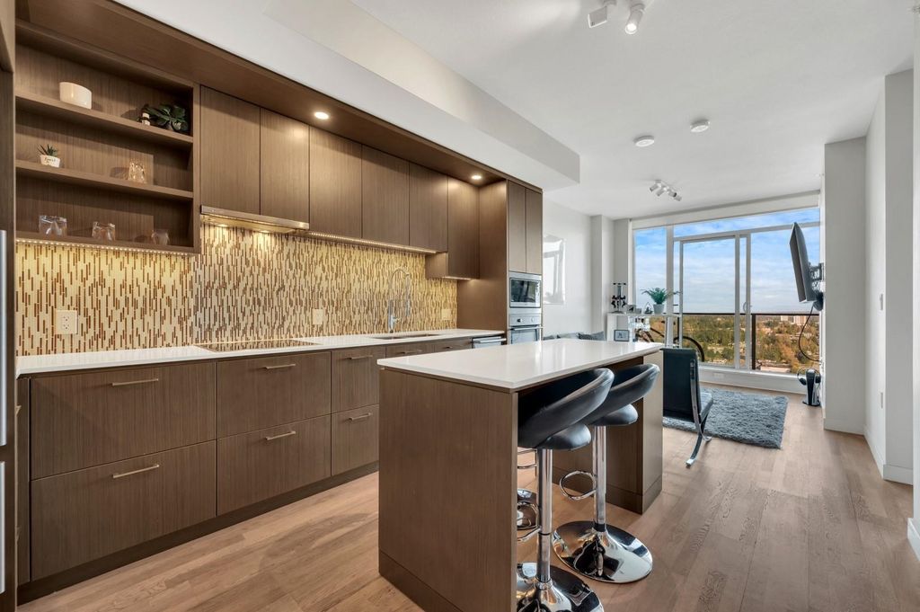 listing image 1102805261986683360