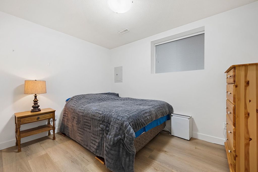 listing image 1103040886335737545