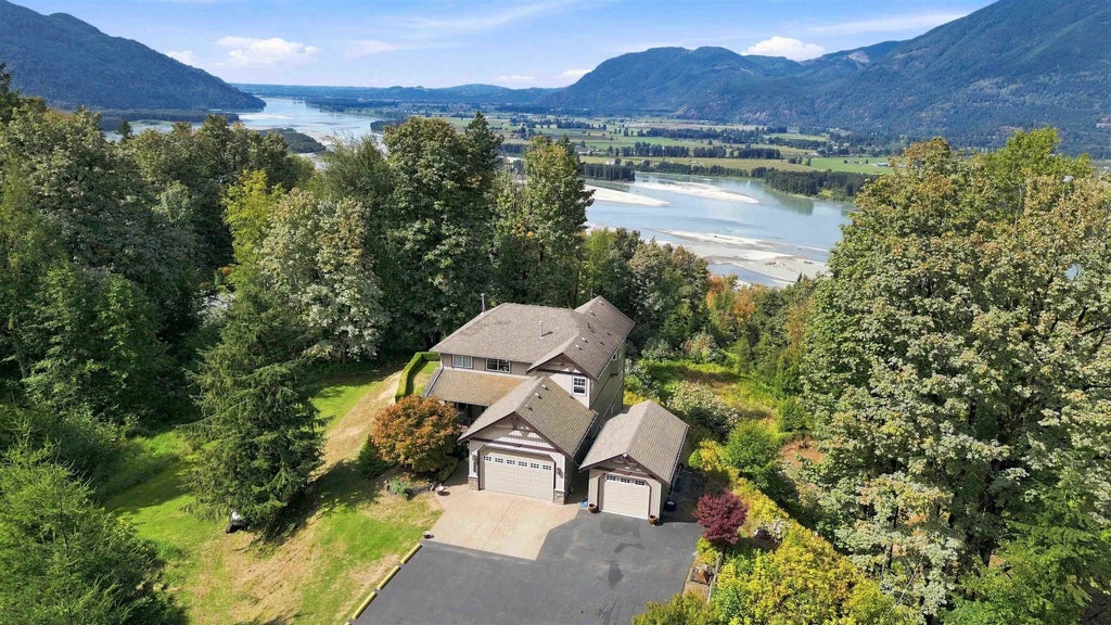 Photo of 43251 Salmonberry Drive, Chilliwack, BC V2R 4A4 (MLS # R3161419)