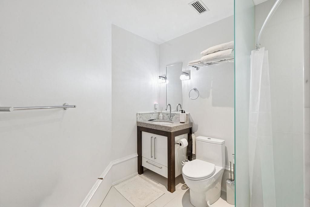 listing image 1106369929083590596