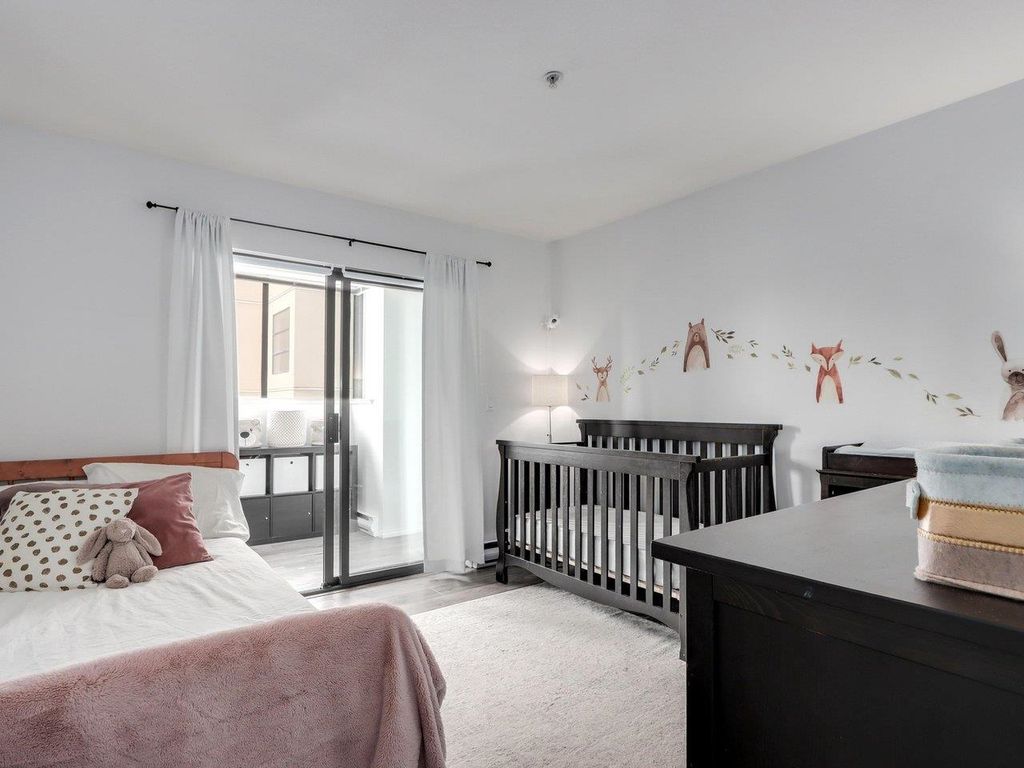 listing image 1101160408528122370
