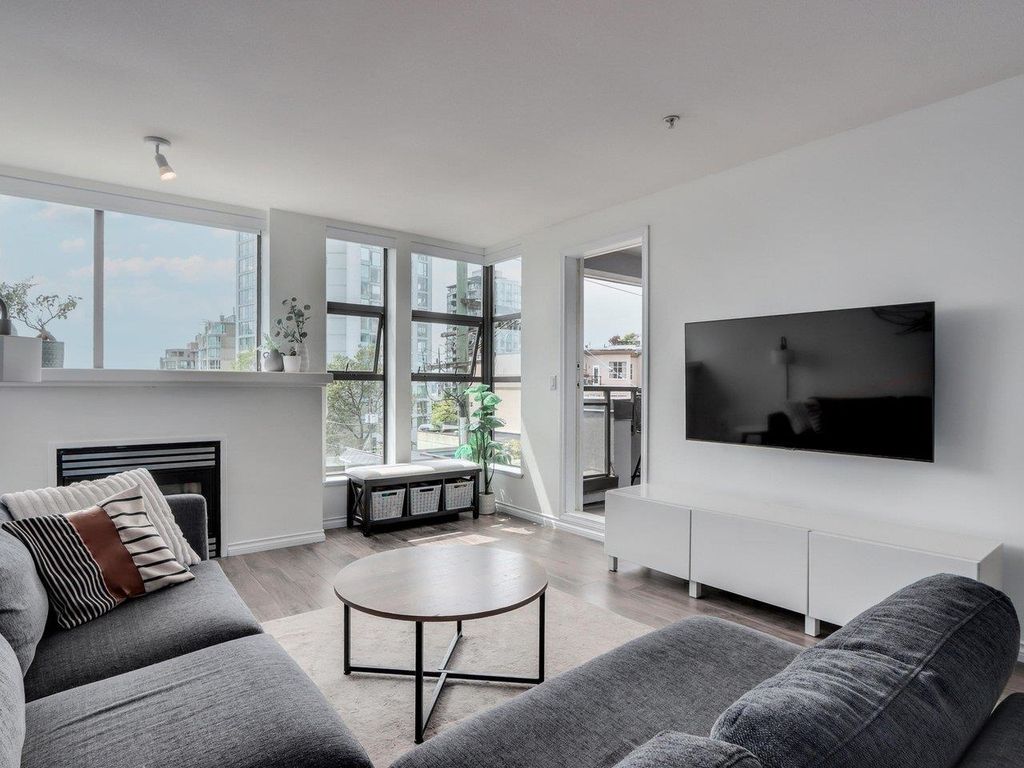 listing image 1106663501252100881