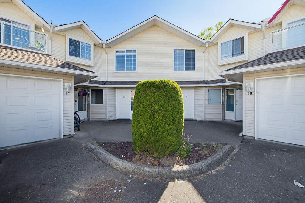 Photo of 31255 Upper Maclure Road #38, Abbotsford, BC V2T 5N4 (MLS # R3127201)