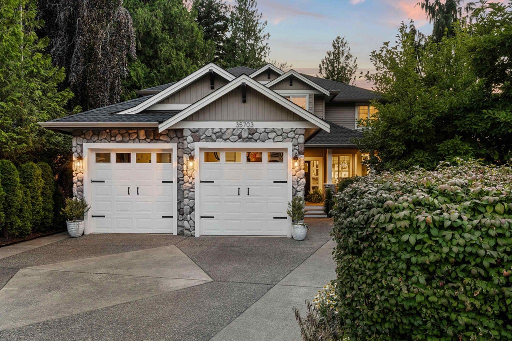 Photo of 35703 St Andrews Court, Abbotsford, BC V3G 2Z3 (MLS # R3175230)
