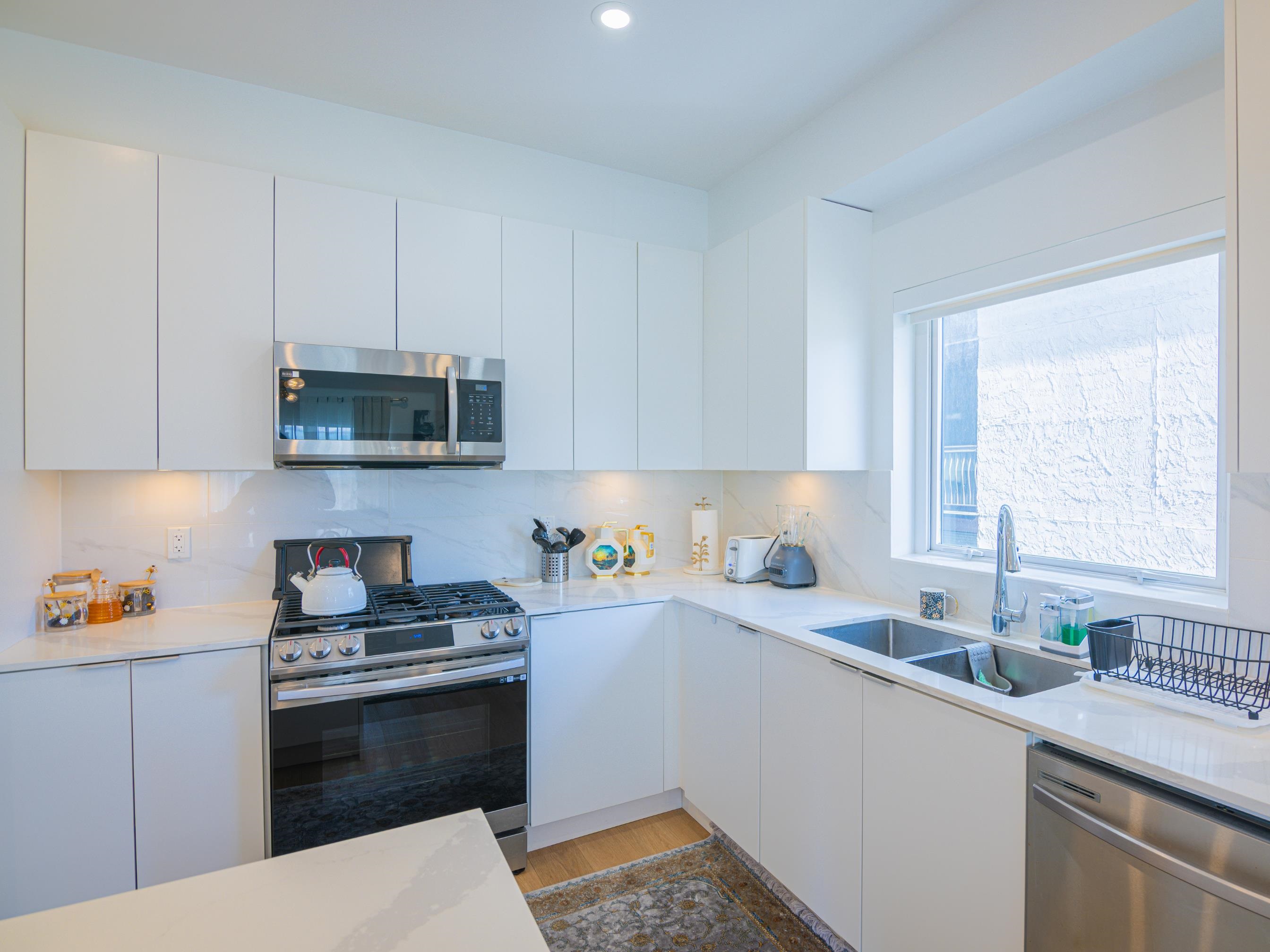 2331 Kelly Avenue 202