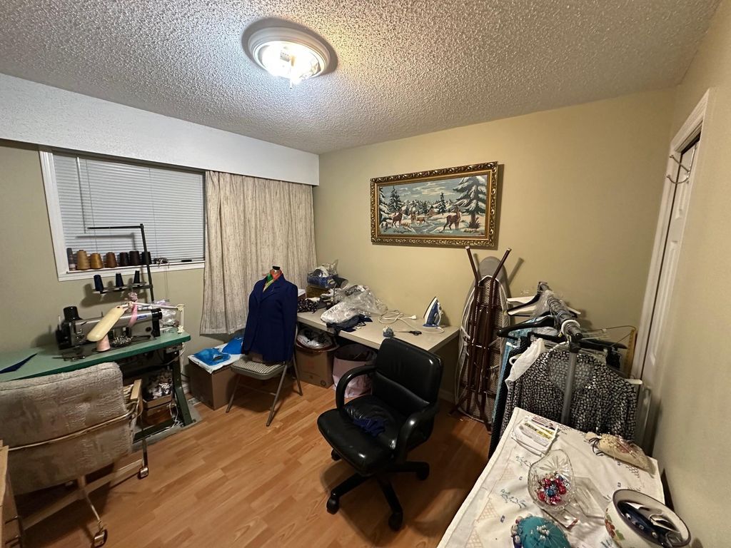 listing image 1102573448441060591