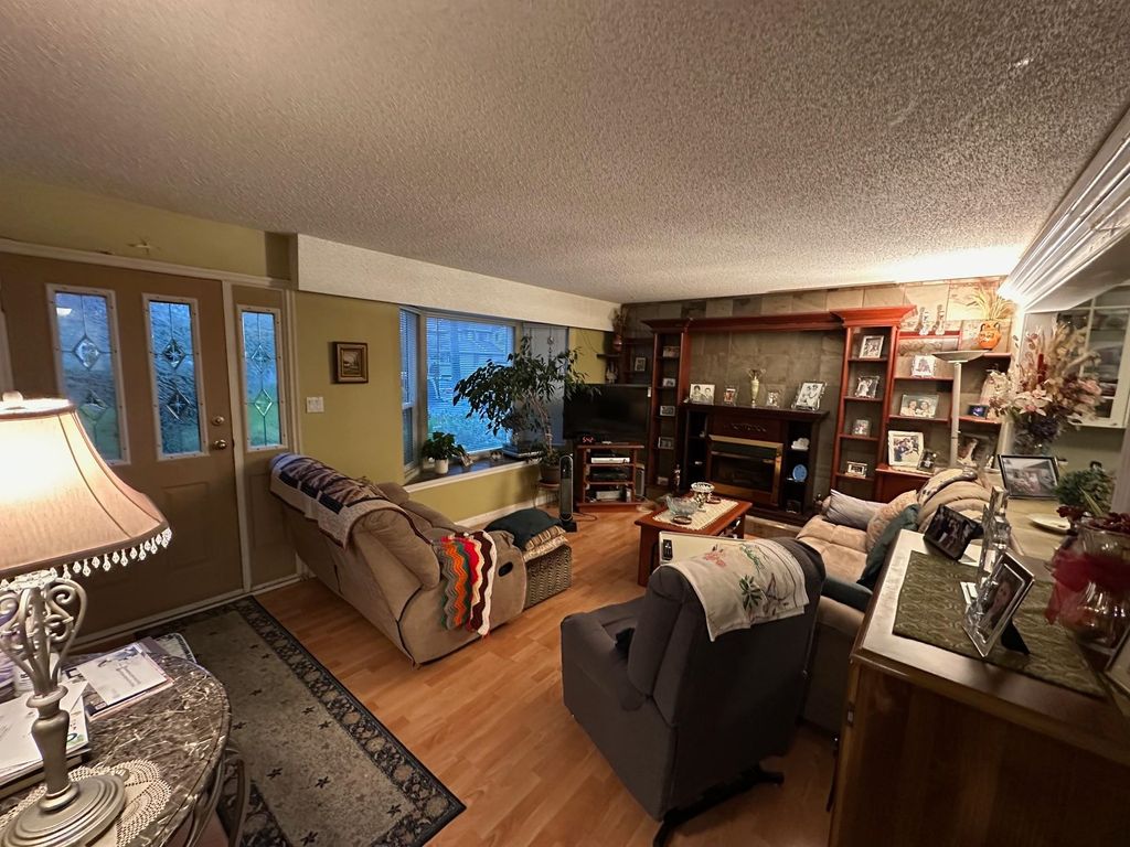 listing image 1102705113656756872