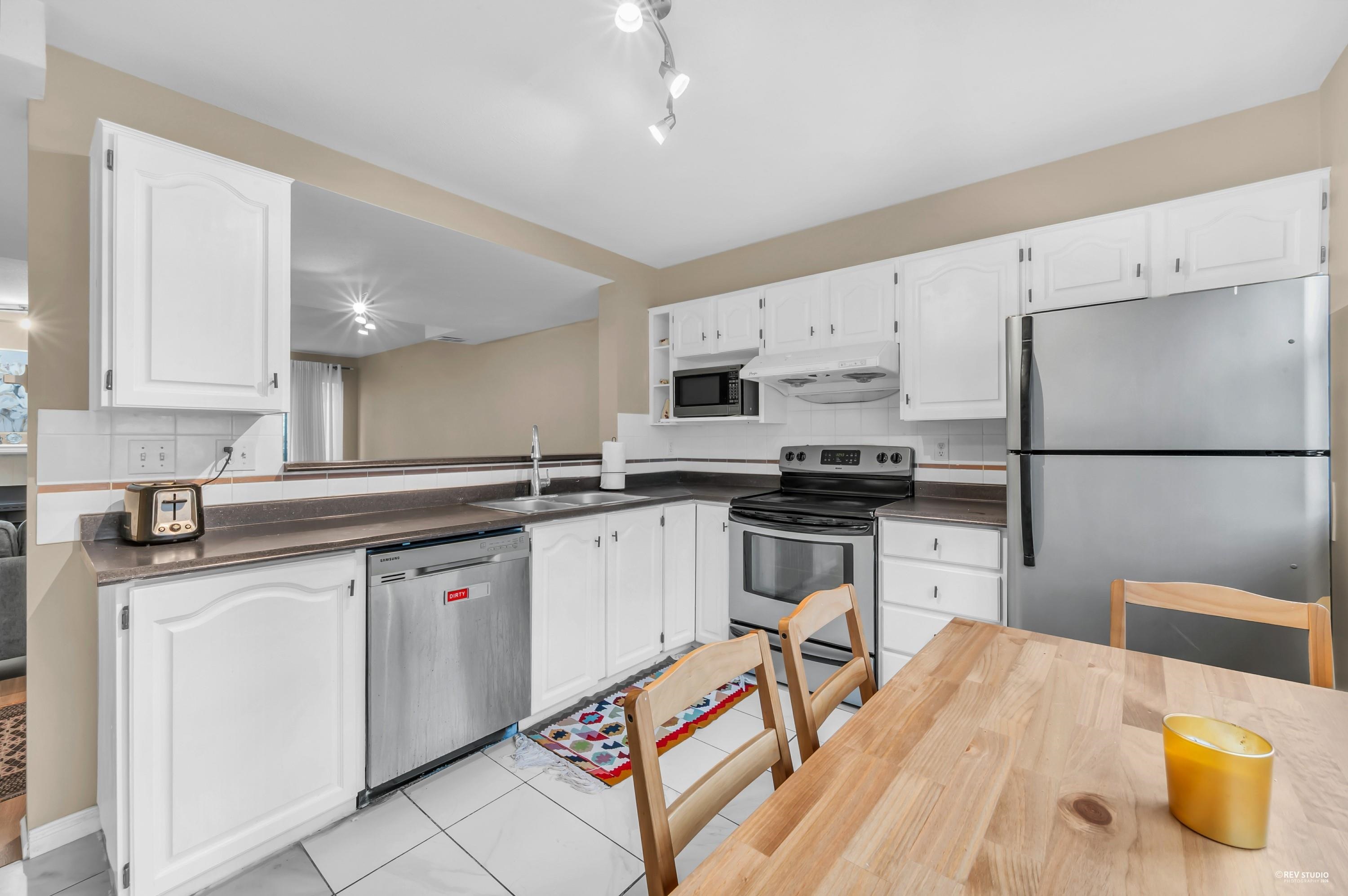 2450 Hawthorne Avenue 73